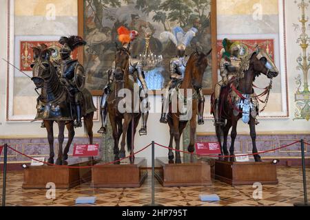 SAN PIETROBURGO, RUSSIA - 17 FEBBRAIO 2022: Cavalieri nell'armatura del cavaliere medievale all'esposizione della Sala del Cavaliere. Museo Hermitage Foto Stock