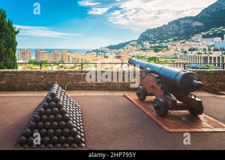 Cannoni e cannoni lungo le mura e il forte di Monaco. Montecarlo, Principato di Monaco, Europa Foto Stock