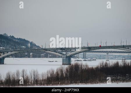 Ponte Kanavinsky a Nizhny Novgorod. Ponte sul fiume Oka. Foto Stock