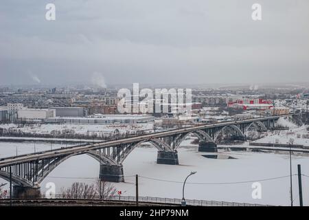 Ponte Molitovsky a Nizhny Novgorod. Ponte sul fiume Oka. Foto Stock