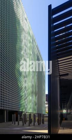 Melbourne, Victoria, Australia - RMIT Design Hub di Sean Godsell Architects con Peddle Thorp Architects, dischi circolari in vetro verde Foto Stock