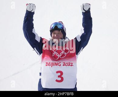 Zhangjiakou, Cina. 19th Feb 2022. Il medaglia di bronzo Alex Ferreira si erge sul podio dopo le finali Men's Freestyle Ski Halfpipe alle Olimpiadi invernali di Pechino 2022 a Zhangjiakou, Cina sabato 19 febbraio 2022. Nico Porteous della Nuova Zelanda ha vinto la medaglia d'oro e David Wise degli Stati Uniti ha vinto la medaglia d'argento. Foto di Bob strong/UPI Credit: UPI/Alamy Live News Foto Stock