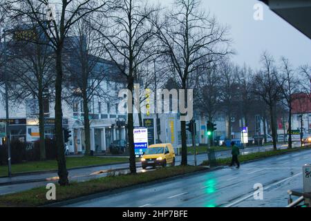 Göttingen, Germania. 19th Feb 2022. Un giovane attraversa la strada durante una tempesta chiamata 'Elenia' a Göttingen. L'uragano Yelenia ha colpito la vita delle persone. A causa della tempesta Deutsche Bahn ha fermato il traffico a lunga distanza in diversi stati federali. Nella bassa Sassonia, a Brema, ad Amburgo, nello Schleswig-Holstein, nel Meclemburgo-Pomerania occidentale, Berlino e Brandeburgo, non ci sono treni a lunga percorrenza, come annunciato giovedì. Ci sono effetti anche in altri stati. (Foto di Tubal Sapkota/Pacific Press) Credit: Pacific Press Media Production Corp./Alamy Live News Credit: Pacific Press Med Foto Stock