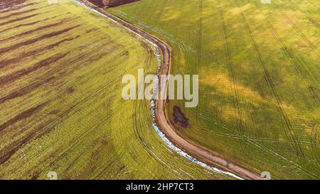 Splendida vista panoramica aerea del paesaggio invernale. Campi agricoli nei pressi di Karnobat, Bulgaria Foto Stock