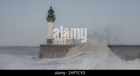 Le phare du Tréport sous les vagues pendant la tempête Eunice Foto Stock