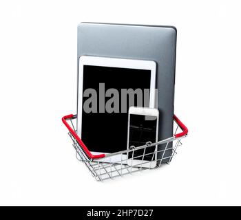 Scatto di vari dispositivi digitali all'interno del carrello metallico isolato su bianco. Concetto di shopping su Internet Foto Stock