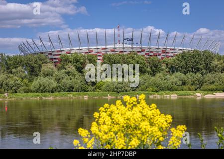 Stadio nazionale PGE Narodowy a Varsavia, capitale della Polonia, vista dai viali di Vistulan sul fiume Vistula Foto Stock