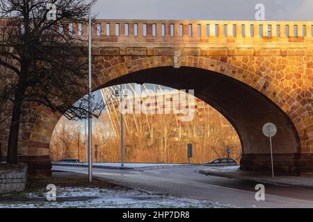 Stadio Nazionale PGE Narodowy a Varsavia, capitale della Polonia, vista con ponte di accesso al Ponte Poniatowski Foto Stock