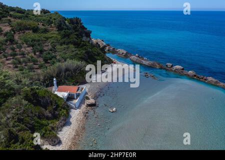 Cappella balneare di Agios Nikolaos vicino Skala e Paramonas villaggi nella zona di Meliteieis sulla riva occidentale dell'isola di Corfù, Isole IONIE, Grecia Foto Stock