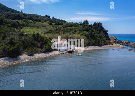 Cappella balneare di Agios Nikolaos vicino Skala e Paramonas villaggi nella zona di Meliteieis sulla riva occidentale dell'isola di Corfù, Isole IONIE, Grecia Foto Stock