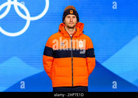 Pechino, Cina. 19th Feb 2021. PECHINO, CINA - 19 FEBBRAIO: Thomas Krol dei Paesi Bassi vincitore della medaglia d'oro degli uomini di pattinaggio di velocità 1000m - cerimonia della medaglia durante i Giochi Olimpici di Pechino 2022 alla Medal Plaza il 19 febbraio 2022 a Pechino, Cina (Foto di Douwe Bijlsma/Orange Pictures) NOCNSF credito: Orange Pics BV/Alamy Live News Foto Stock