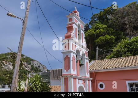 Campanile di Saint Spyridon cappella in Palaiokastritsa famosa località turistica sull'isola greca di Corfù Foto Stock