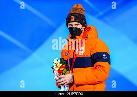 Pechino, Cina. 19th Feb 2021. PECHINO, CINA - 19 FEBBRAIO: Thomas Krol dei Paesi Bassi vincitore della medaglia d'oro degli uomini di pattinaggio di velocità 1000m - cerimonia della medaglia durante i Giochi Olimpici di Pechino 2022 alla Medal Plaza il 19 febbraio 2022 a Pechino, Cina (Foto di Douwe Bijlsma/Orange Pictures) NOCNSF credito: Orange Pics BV/Alamy Live News Foto Stock