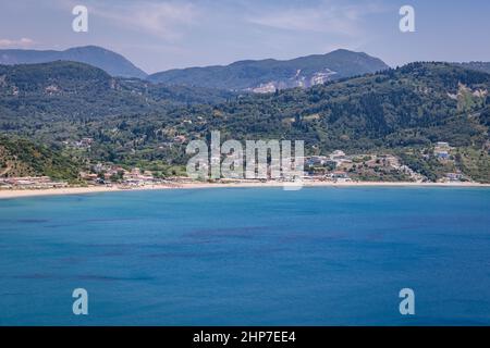 Riva di Agios Georgios città visto dal sentiero per la spiaggia di Porto Timoni vicino al villaggio di Afionas sull'isola greca di Corfù Foto Stock