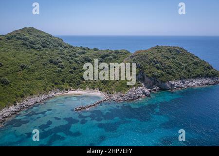 capo Arilla visto da drona sopra Porto Timoni e le spiagge di Limni - famosa spiaggia doppia vicino al villaggio di Afionas sull'isola greca di Corfù Foto Stock