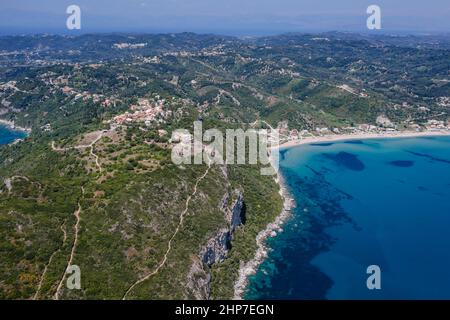 Riva di Agios Georgios città vista dal drone sopra la spiaggia di Porto Timoni vicino Afionas villaggio sull'isola greca di Corfù Foto Stock