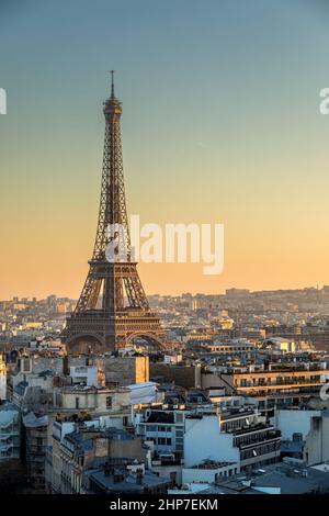 Parigi, Francia - 9 febbraio 2022: Torre Eiffel vista dal tetto dell'Arco di Trionfo a Parigi Foto Stock