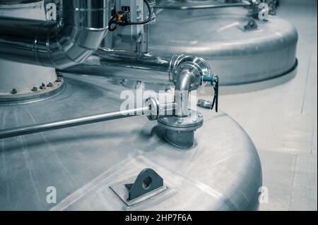 Grande serbatoio con liquidi aggressivi lavorati in officina Foto Stock