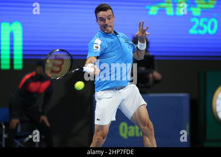 Roberto Bautista Awt di Spagna in azione durante il suo incontro semifinale con Karen Khachanov di Russia nel Qatar ExxonMobil Open al Khalifa International Tennis and Squash Complex il 18 febbraio 2022 a Doha, Qatar. Foto Stock