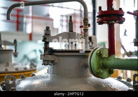 Colonne di filtrazione di sabbia e carbone presso l'impianto di produzione di alcol Foto Stock