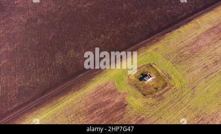 Splendida vista panoramica aerea del paesaggio invernale. Campi agricoli nei pressi di Karnobat, Bulgaria. Foto Stock