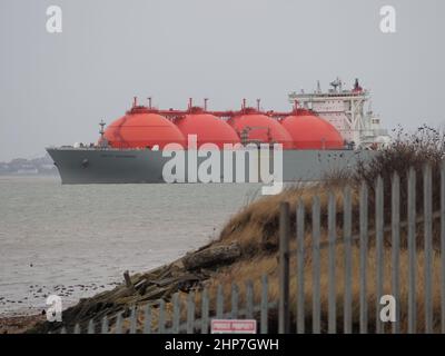 Queenborough, Kent, Regno Unito. 19th Feb 2022. Aumento dei prezzi dell'energia nel Regno Unito. LNG (gas naturale liquefatto) nave cisterna 'Arctic Discoverer' visto arrivare al National Grid grano LNG stabilimento oggi da Queenborough, Kent. Il GNL del grano è il più grande impianto di stoccaggio in Europa. Credit: James Bell/Alamy Live News Foto Stock