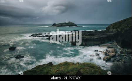 Godrevy faro Cornovaglia su un mare tempestoso giorno ruvido Foto Stock