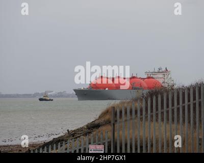 Queenborough, Kent, Regno Unito. 19th Feb 2022. Aumento dei prezzi dell'energia nel Regno Unito. LNG (gas naturale liquefatto) nave cisterna 'Arctic Discoverer' visto arrivare al National Grid grano LNG stabilimento oggi da Queenborough, Kent. Il GNL del grano è il più grande impianto di stoccaggio in Europa. Credit: James Bell/Alamy Live News Foto Stock