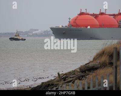 Queenborough, Kent, Regno Unito. 19th Feb 2022. Aumento dei prezzi dell'energia nel Regno Unito. LNG (gas naturale liquefatto) nave cisterna 'Arctic Discoverer' visto arrivare al National Grid grano LNG stabilimento oggi da Queenborough, Kent. Il GNL del grano è il più grande impianto di stoccaggio in Europa. Credit: James Bell/Alamy Live News Foto Stock