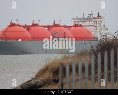 Queenborough, Kent, Regno Unito. 19th Feb 2022. Aumento dei prezzi dell'energia nel Regno Unito. LNG (gas naturale liquefatto) nave cisterna 'Arctic Discoverer' visto arrivare al National Grid grano LNG stabilimento oggi da Queenborough, Kent. Il GNL del grano è il più grande impianto di stoccaggio in Europa. Credit: James Bell/Alamy Live News Foto Stock