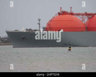 Queenborough, Kent, Regno Unito. 19th Feb 2022. Aumento dei prezzi dell'energia nel Regno Unito. LNG (gas naturale liquefatto) nave cisterna 'Arctic Discoverer' visto arrivare al National Grid grano LNG stabilimento oggi da Queenborough, Kent. Il GNL del grano è il più grande impianto di stoccaggio in Europa. Credit: James Bell/Alamy Live News Foto Stock