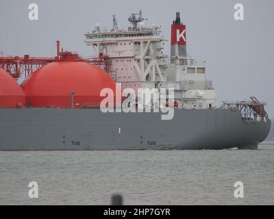 Queenborough, Kent, Regno Unito. 19th Feb 2022. Aumento dei prezzi dell'energia nel Regno Unito. LNG (gas naturale liquefatto) nave cisterna 'Arctic Discoverer' visto arrivare al National Grid grano LNG stabilimento oggi da Queenborough, Kent. Il GNL del grano è il più grande impianto di stoccaggio in Europa. Credit: James Bell/Alamy Live News Foto Stock