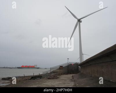 Queenborough, Kent, Regno Unito. 19th Feb 2022. Aumento dei prezzi dell'energia nel Regno Unito. LNG (gas naturale liquefatto) nave cisterna 'Arctic Discoverer' visto arrivare al National Grid grano LNG stabilimento oggi da Queenborough, Kent. Il GNL del grano è il più grande impianto di stoccaggio in Europa. Credit: James Bell/Alamy Live News Foto Stock