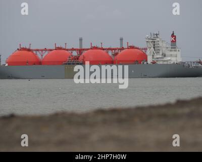 Queenborough, Kent, Regno Unito. 19th Feb 2022. Aumento dei prezzi dell'energia nel Regno Unito. LNG (gas naturale liquefatto) nave cisterna 'Arctic Discoverer' visto arrivare al National Grid grano LNG stabilimento oggi da Queenborough, Kent. Il GNL del grano è il più grande impianto di stoccaggio in Europa. Credit: James Bell/Alamy Live News Foto Stock