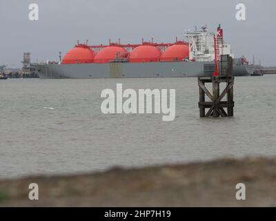 Queenborough, Kent, Regno Unito. 19th Feb 2022. Aumento dei prezzi dell'energia nel Regno Unito. LNG (gas naturale liquefatto) nave cisterna 'Arctic Discoverer' visto arrivare al National Grid grano LNG stabilimento oggi da Queenborough, Kent. Il GNL del grano è il più grande impianto di stoccaggio in Europa. Credit: James Bell/Alamy Live News Foto Stock