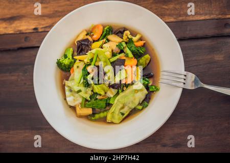 Verdure stufate con tofu piatto balinese. Stile di vita Foto Stock