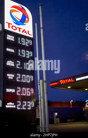 Denkendorf, Germania - 19 febbraio 2022: Primo piano della visualizzazione dei prezzi di fronte alla stazione di servizio di notte. Prezzi elevati e costosi del carburante in europa. Totale. Foto Stock