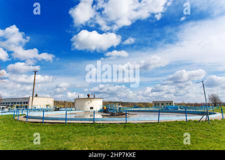 L'acqua fuoriesce dai coloni rotondi dell'impianto di trattamento delle acque reflue industriali Foto Stock