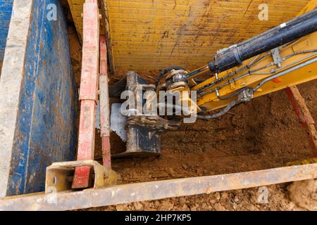 Costruzione di trincee con supporti in metallo il rivestimento protegge le pareti dal collasso e salva i lavoratori. Vista dall'alto. Foto Stock