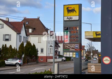 Kirchheim, Germania - 19 febbraio 2022: Prezzo di bordo di benzina e di carburante costosi elevati in città. Agip. Foto Stock