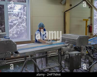 Kazan, Russia. Febbraio 02, 2022. Panificio sulla linea di produzione dell'impasto. Foto Stock