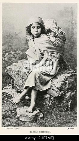 Bambini Kabyle il popolo Kabyle è un gruppo etnico berbero indigeno di Kabylia, nel nord dell'Algeria, diffuso attraverso le montagne dell'Atlante, cento miglia ad est di Algeri. Rappresentano la più grande popolazione di lingua berbera dell'Algeria e la seconda più grande del Nord Africa. Dal libro The Living Races of Mumann; Volume 2 di Henry Neville Hutchinson, pubblicato a Londra nel 1901 da Hutchinson & co Foto Stock