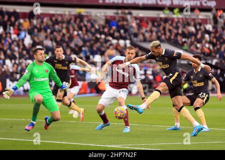 Joelinton of Newcastle United's (R) ha un colpo a gol salvato da Lukasz Fabianski, il portiere del West Ham United (L). Premier League Match, West Ham Utd v Newcastle Utd al London Stadium, Queen Elizabeth Olympic Park di Londra sabato 19th febbraio 2022. Questa immagine può essere utilizzata solo a scopo editoriale. Solo per uso editoriale, licenza richiesta per uso commerciale. Nessun uso in scommesse, giochi o un singolo club / campionato / giocatori pubblicazioni. pic di Steffan Bowen / Andrew Orchard sport fotografia / Alamy Live news Foto Stock