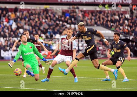 Joelinton of Newcastle United's (R) ha un colpo a gol salvato da Lukasz Fabianski, il portiere del West Ham United (L). Premier League Match, West Ham Utd v Newcastle Utd al London Stadium, Queen Elizabeth Olympic Park di Londra sabato 19th febbraio 2022. Questa immagine può essere utilizzata solo a scopo editoriale. Solo per uso editoriale, licenza richiesta per uso commerciale. Nessun uso in scommesse, giochi o un singolo club / campionato / giocatori pubblicazioni. pic di Steffan Bowen / Andrew Orchard sport fotografia / Alamy Live news Foto Stock