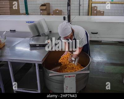 Kazan, Russia. Febbraio 02, 2022. Panificio sulla linea di produzione per la produzione di dolci orientali chak-chak. Prodotto nazionale Tatar Foto Stock