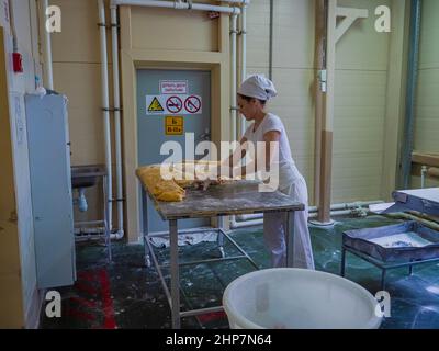 Kazan, Russia. Febbraio 02, 2022. Panificio sulla linea di produzione dell'impasto. Foto Stock