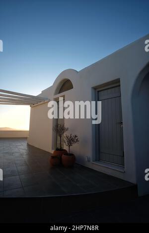 Santorini, Grecia - 9 maggio 2021 : Vista di una bella villa bianca e verde con un ampio terrazzo che si affaccia sul mar egeo a Santorini Foto Stock