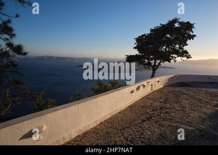 Bella grande terrazza con alberi e una vista mozzafiato sul vulcano e il mare egeo a Santorini Grecia Foto Stock