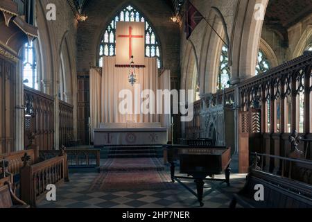 Chiesa parrocchiale di St Wulfram, Grantham, Lincolnshire, Inghilterra, Regno Unito. - vista interna della navata durante la quaresima Foto Stock