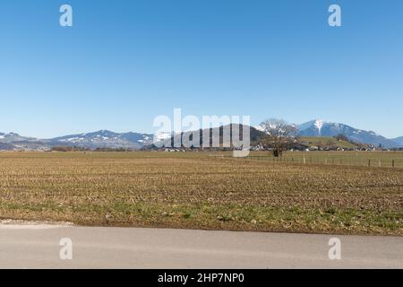 Wangen-Lachen, Svizzera, 13 febbraio 2022 Panorama della montagna in una giornata di sole Foto Stock